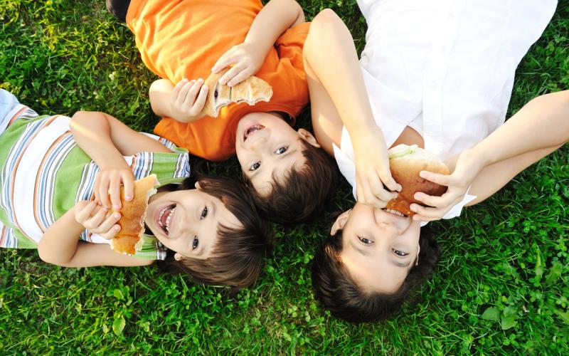 kids eating lunch